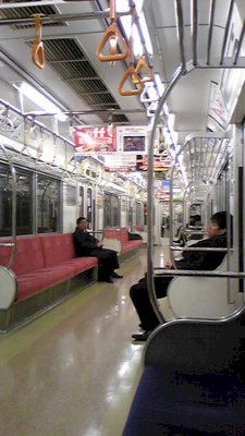 「2008 年に「泉岳寺駅」近くで撮影され」の質問画像