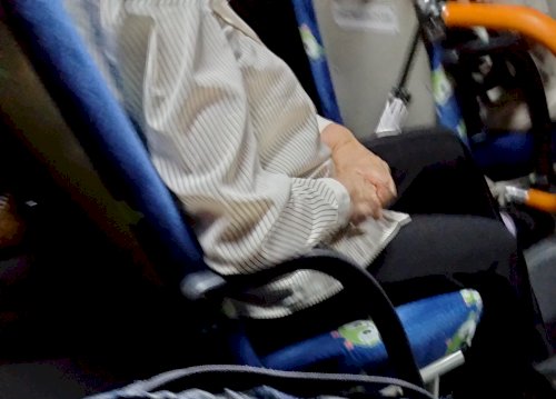 「満員バスなのに二人用の椅子に我が物顔で居」の質問画像