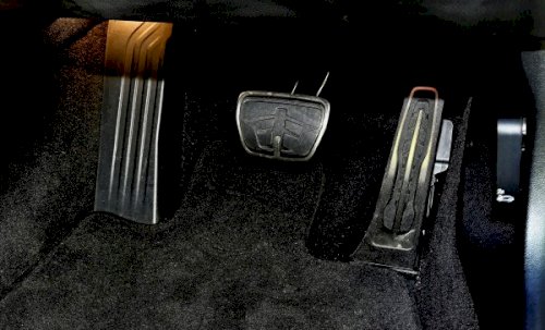 「アクセルペタルが真ん中に寄っていない車種」の回答画像8