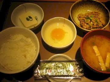「日本の朝食は暗いですね こういう典型的な」の質問画像