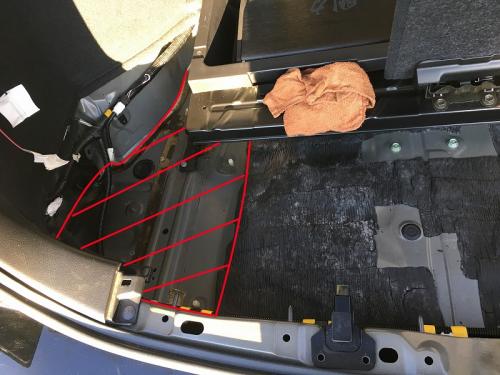 「車内荷室の下に水溜り。異常ですか?要修理」の質問画像