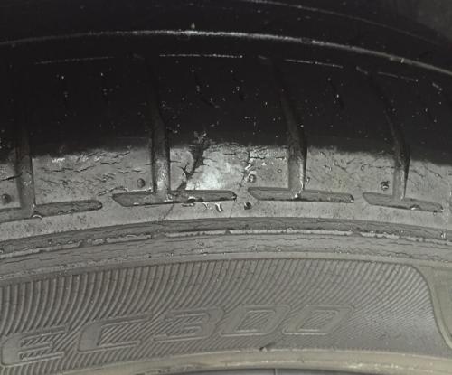 「車の後輪タイヤなぜ切れた?」の質問画像