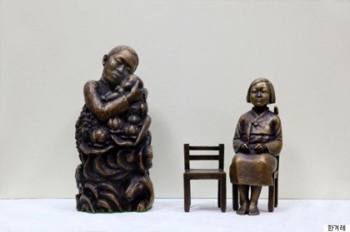 「韓国の平和の少女像を作った人たちの話に同」の質問画像