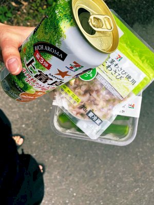 「スーパーよりも10円は高いコンビニで買い」の質問画像