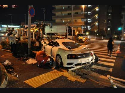 「軽乗用車と衝突しフェラーリ大破(画像動画」の質問画像