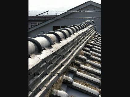 「地震による日本瓦屋根の修理と見積もりにつ」の質問画像