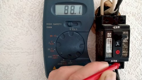 「画像あり 家庭用電源が80V前後しか出ま」の質問画像