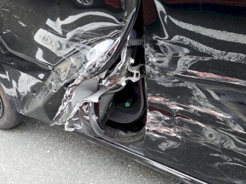 「直線道路を走行中、反対車線側の駐車場から」の質問画像