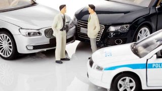 医師も警鐘鳴らす!ブレーキ踏み間違い事故の原因は「ガニ股」?