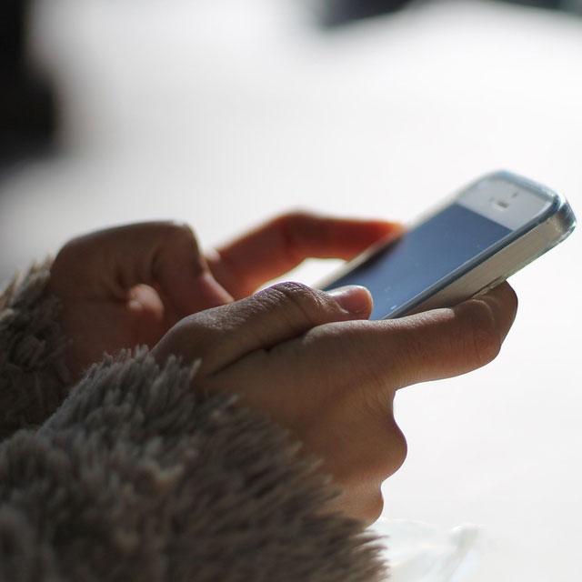 亡くなった人と話せる携帯があったら――あなたは誰と話したいですか?