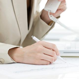 会社にかかってきた電話をなかなかとらない人への対処法