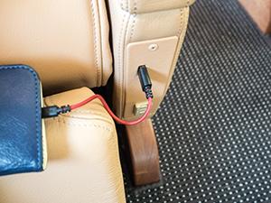 各席にコンセントやUSBポートが装備されている