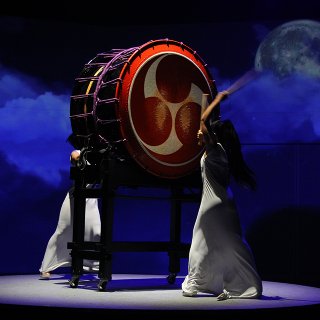 肉体美全開の和太鼓パフォーマンスに酔う!DRUM TAOの「万華響」