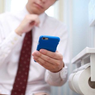 トイレでスマホが急増中、でも実は危険がいっぱい