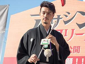 映画の大ヒットを祈願する斎藤さん