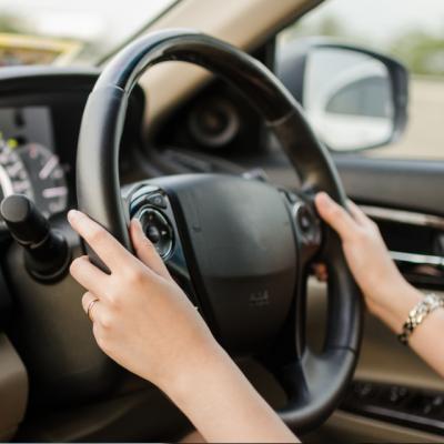 「運転中のお礼、どうやるのが適切?ニコニコ」の質問画像