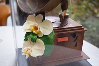 蘭の花もチョコ!音が鳴る蓄音機型のチョコレートが限定発売