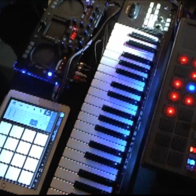 ファミマ入店音のダンスミュージックアレンジで盛り上がる
