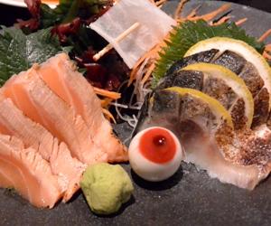 刺身の前でぎょろり?