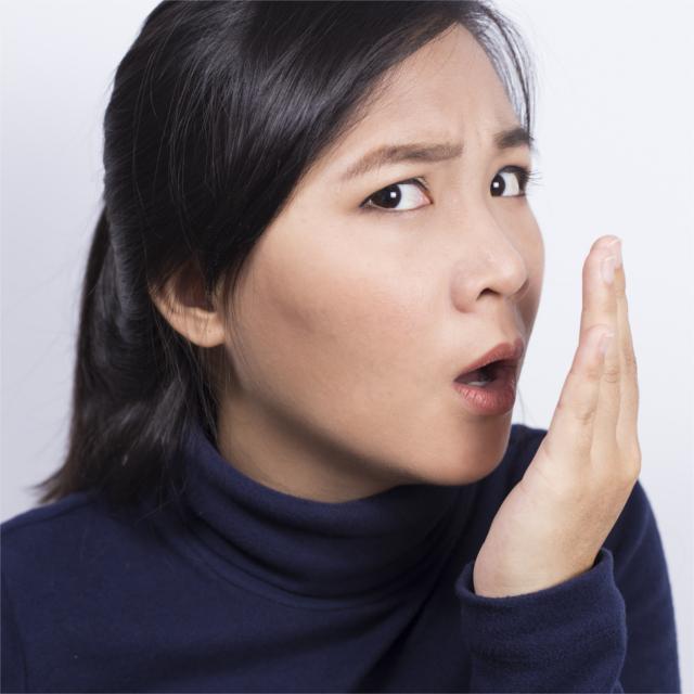 口臭がある人、ない人の違いは何?生活習慣?食習慣?歯科医に聞いた