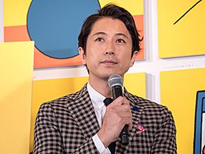 ブルーナさんの作品の魅力を語る谷原さん