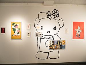 ブルーナさんが手がけたポスター(複製)やペーパーバック、デザイン原画などが展示されている
