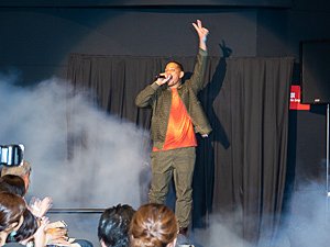 白いスモークが立ち昇るなかウィル・スミスが登場
