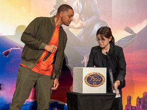 箱のなかを覗き込むウィル・スミス