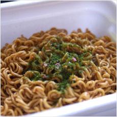 カップ焼きそばに足りないものは、焦げ目と