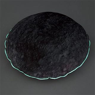 春になったら不要になる毛布を収納し、部屋を宇宙空間に変えてくれるクッションケース