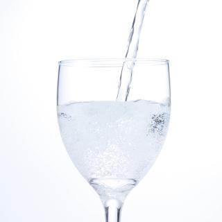 ダイエットに使える?炭酸水が体に与える影響を内科医に聞いてみた