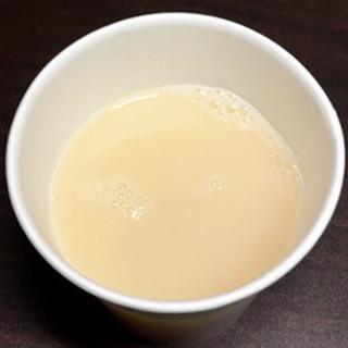 コップに注いだ飲むシュークリーム