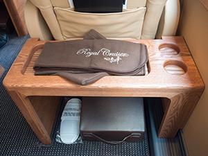 座席前にはデスク型の手荷物置きがある