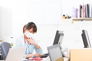「風邪かな?」で済ませないで のどの不調はストレスが原因のことも【PR】