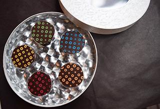 蘭の花もチョコ!音が鳴る蓄音機型のチョコレートが限定発売