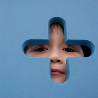 心理カウンセラーに聞いた、子どもに夫婦の営みを見られたときの対処法