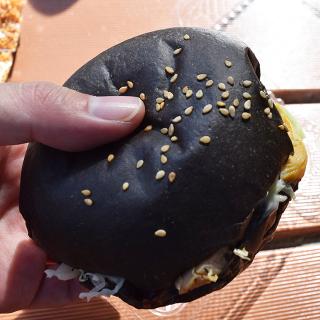 チキンラーメンを挟んで食べる真っ黒なバンズの「池炭バーガー」