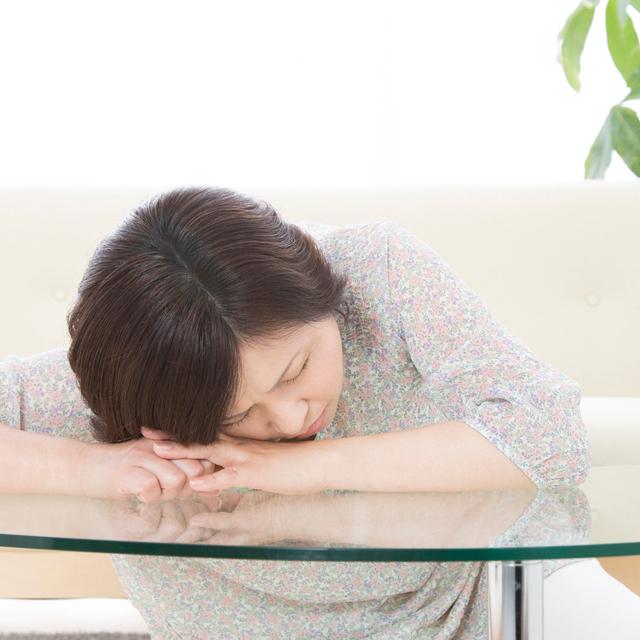 眠気が続いてチョコがやめられない……「冬季うつ病」の可能性アリ?