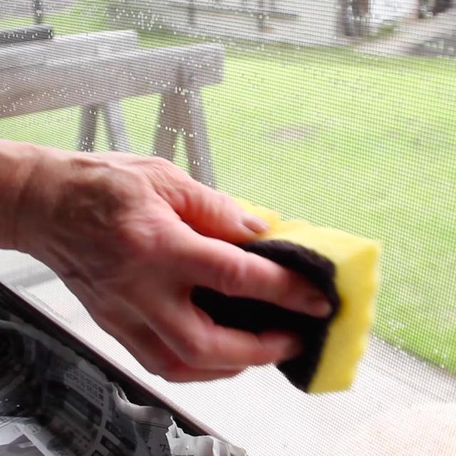 【キッチン用の◯◯を使って!】網戸掃除をスムーズに行う方法!