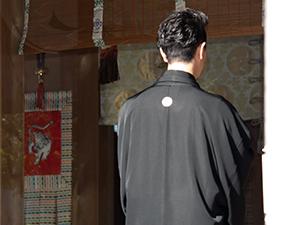 赤城神社に参拝する斎藤工さん
