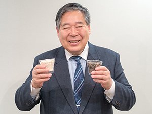 「黄麹」と「黒麹」を手に持つ小泉武夫先生