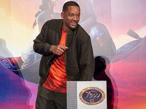 ボイスパーカッションを披露しながら質問を選ぶウィル・スミス