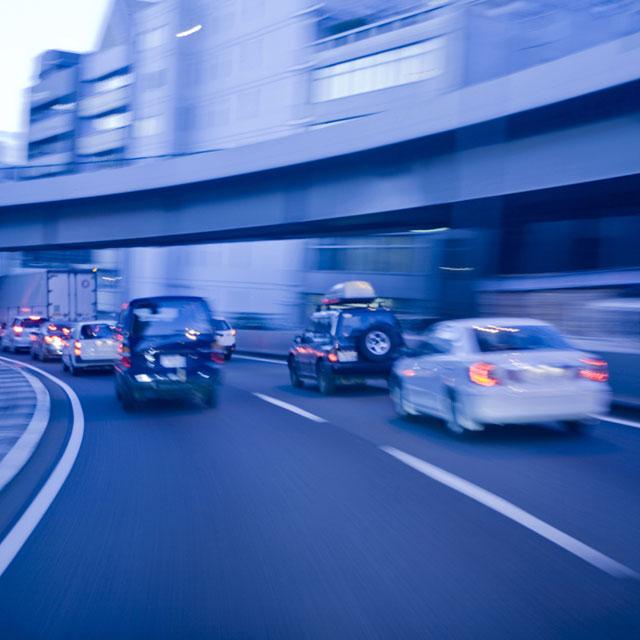違法速度で走るクルマに道を譲りたくない