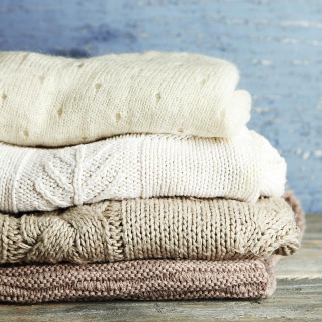 おしぼりや濡らしたティッシュはNG!ウールの服を汚した時の正しい処置