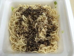 あの有名ふりかけとやきそばがコラボ!?「ゆかり塩やきそば」を仮面お嬢様が食べてみた!