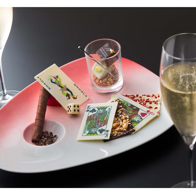 チョコレートでトランプを再現!?シャンパンと味わう「オトナのためのバレンタインチョコレート」