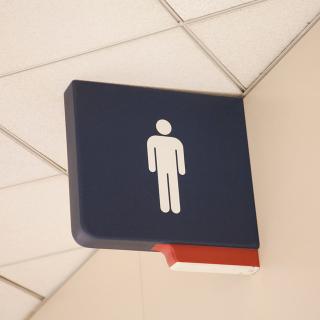 女性用トイレが大混雑!男性用トイレを使うのはマナー違反?