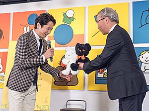 嬉しそうにぬいぐるみを受け取る谷原さん