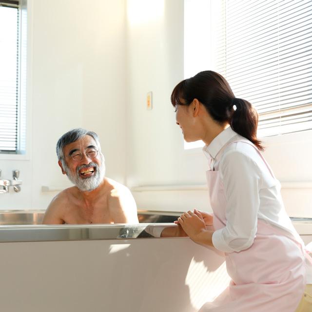 健康な人でも入れる?働きながら通える?老人ホームの豆知識