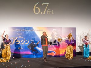 突然のフラッシュモブパフォーマンスに驚くウィル・スミス